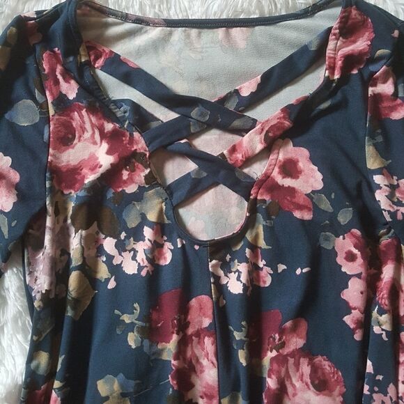 Altar'd State Bell Sleeve Floral Top Size Small - Picture 5 of 6